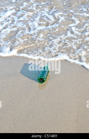 La bottiglia di plastica lavati fino al mare Foto Stock