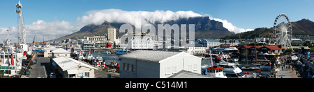 Il Victoria and Alfred Waterfront porto e la Table Mountain di Città del Capo in Sud Africa Foto Stock