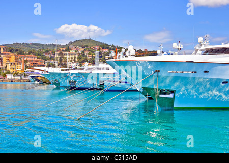 Vista dal porto al centro storico di Porto Maurizio Foto Stock