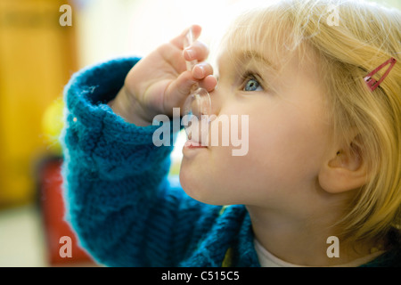 Baby girl stessa alimentazione con cucchiaio Foto Stock