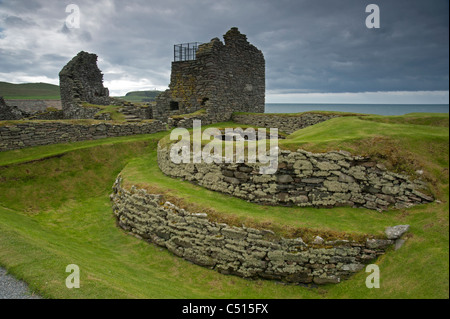 L'esterno dell'Jarlshof timoneria e la vecchia casa padronale oltre. Sumburgh, Isole Shetland Scozia. SCO 7399 Foto Stock