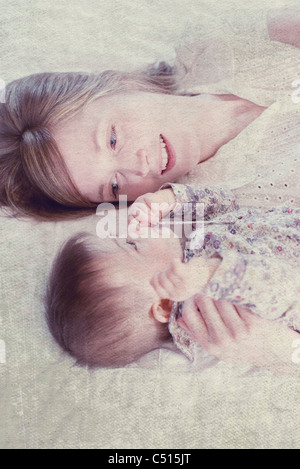 Il bambino e la madre figlia affiancati, madre guardando affettuosamente baby Foto Stock