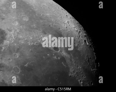 Vista ravvicinata della luna che mostra il cratere di impatto di Platone. Foto Stock