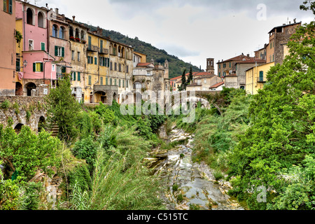 Dolcedo è un antico e pittoresco villaggio di montagna in Liguria vicino a Imperia Foto Stock