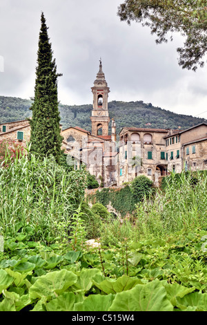 Dolcedo è un antico e pittoresco villaggio di montagna in Liguria vicino a Imperia Foto Stock