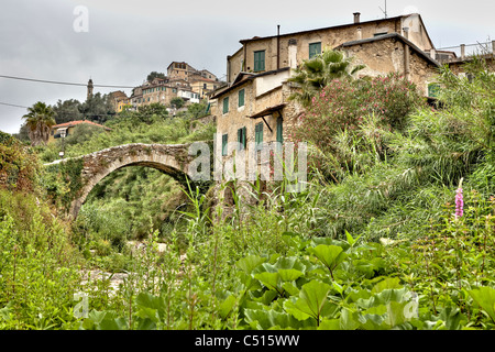 Dolcedo è un antico e pittoresco villaggio di montagna in Liguria vicino a Imperia Foto Stock