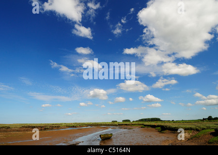 E salmastre Big Sky a Burnham Deepdale, Norfolk, Inghilterra, Regno Unito Foto Stock