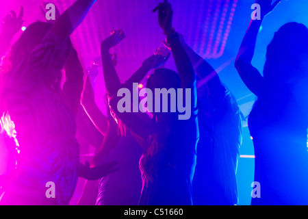 Gruppo del partito popolare - uomini e donne - il ballo in discoteca per la musica Foto Stock