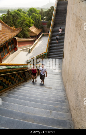 Passi che conducono alla torre di incenso buddista Foxiang (Ge), la longevità Hill, il Summer Palace (Yihe e Yuan Yiheyuan), Pechino, Cina. Foto Stock