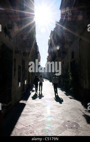 Stagliano i turisti a piedi in strada, Lecce, Puglia, Italia Foto Stock