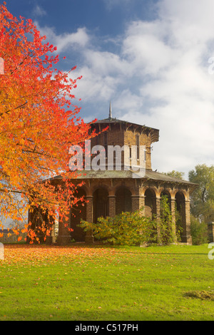 Pompa House/Water Tower in autunno, Finchley, Londra, Regno Unito Foto Stock