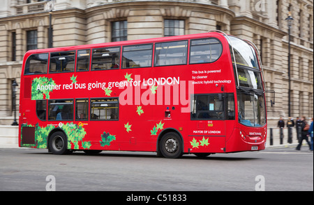 Un altro bus rosso going green per Londra Foto Stock