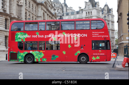 Un altro bus rosso going green per Londra Foto Stock