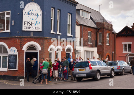 Le persone al di fuori della coda Aldeburgh fish & chip shop in Aldeburgh , Suffolk , Inghilterra , Inghilterra , Regno Unito Foto Stock