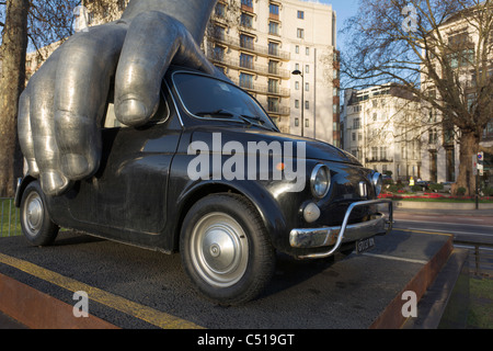 "Vroom, vroom" scultura dell'artista italiano Lorenzo Quinn nel centro di Londra Foto Stock