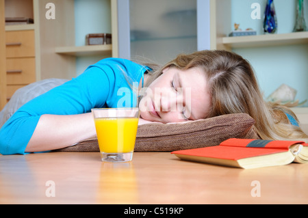Donna che Dorme sul pavimento Foto Stock