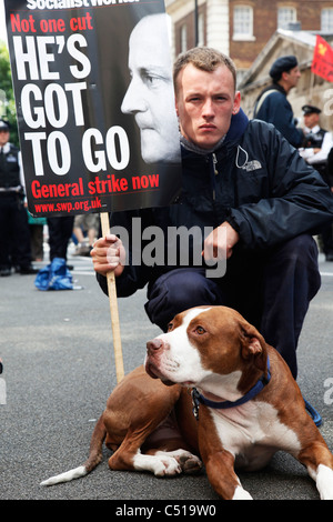 Protester con il suo cane e un anti Cameron striscione alla lo sciopero generale del marzo nel centro di Londra. Foto Stock