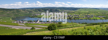 Mosella curva al villaggio Piesport, Mosella, Renania-Palatinato, Germania, Europa Foto Stock