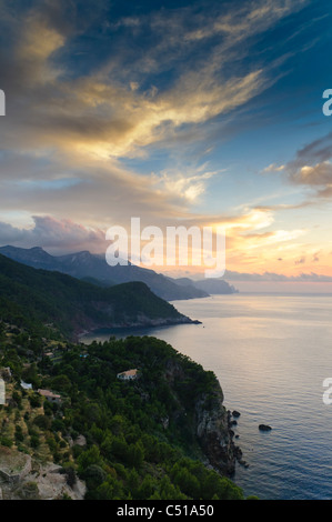 Tramonto sulla costa tra Estellencs e Banyalbufar, Maiorca, isole Baleari, Spagna, Europa Foto Stock
