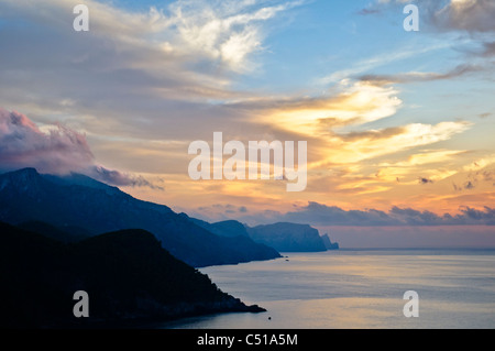 Tramonto sulla costa tra Estellencs e Banyalbufar, Maiorca, isole Baleari, Spagna, Europa Foto Stock