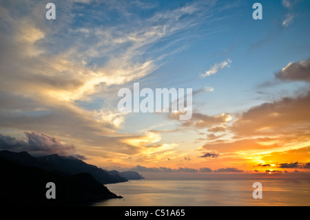 Tramonto sulla costa tra Estellencs e Banyalbufar, Maiorca, isole Baleari, Spagna, Europa Foto Stock