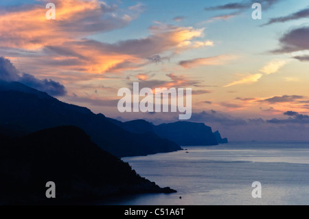 Tramonto sulla costa tra Estellencs e Banyalbufar, Maiorca, isole Baleari, Spagna, Europa Foto Stock