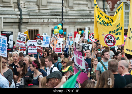 Settore pubblico pensioni sciopero, folla a Westminster Hall centrale, la piazza del Parlamento, Londra, 30/06/2011, REGNO UNITO Foto Stock
