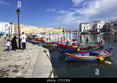 Africa, Tunisia, Bizerta, antico porto canale, pesca Barche nel porto, Parete Kasbah Foto Stock