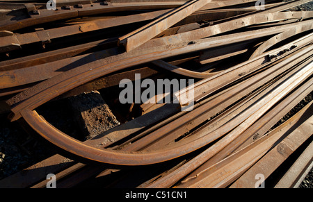 Inventario di smantellata antichi binari raccolti come rottami di metallo Foto Stock