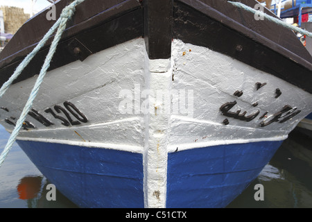 Africa, Tunisia, Bizerta, Porto Vecchio Canal, la pesca in barca nel porto Foto Stock