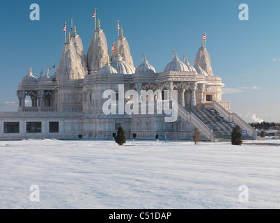 BAPS Shri Swaminarayan Mandir scolpito a mano in marmo bianco tempio indù paesaggio invernale. Toronto, Ontario, Canada. Foto Stock