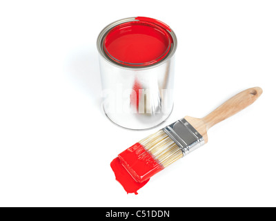 Spazzola di pittura e un barattolo di vernice rossa isolato su sfondo bianco Foto Stock