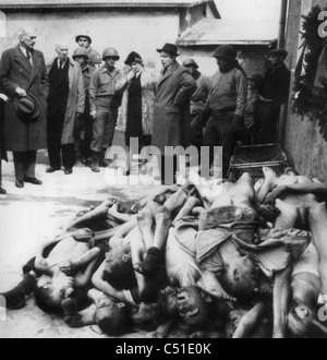 A BUCHENWALD i parlamentari britannici e i giornalisti sono mostrati i cadaveri al campo di concentramento nazista dopo la liberazione nel mese di aprile 1945 Foto Stock