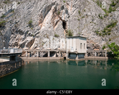 Diga sul fiume Treska formando un sistema idroelettrico A Matka canyon nel quartiere Saraj di Skopje, Macedonia Foto Stock