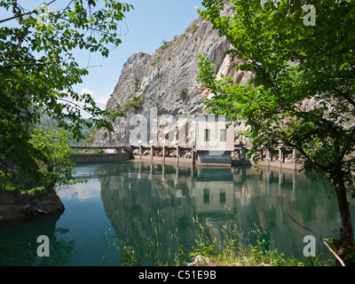 Diga sul fiume Treska formando un sistema idroelettrico A Matka canyon nel quartiere Saraj di Skopje, Macedonia Foto Stock