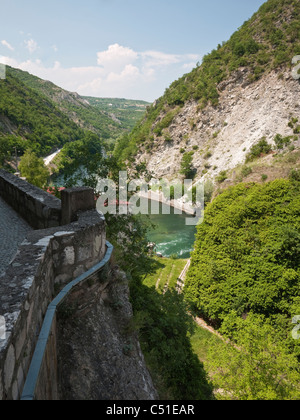 Il fiume Treska esce Matka canyon, visto da vicino alla diga idroelettrica a Matka, nel quartiere Saraj di Skopje, Macedonia Foto Stock