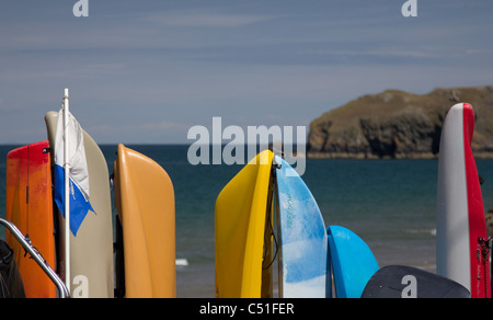 I kayak e tavole da surf in spiaggia Llangrannog Foto Stock