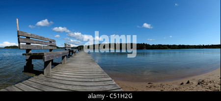 La Scandinavia Finlandia l'arcipelago di Turku. Korpo o Korppoo isola, Korpostrom costa, Houtskär molo in legno con sedia Foto Stock