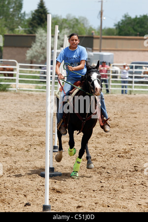 Pole racing sul cavallo evento che si svolgerà durante l annuale orientale indiano Shoshone giorni di eventi a Fort Washakie, Wyoming. Foto Stock