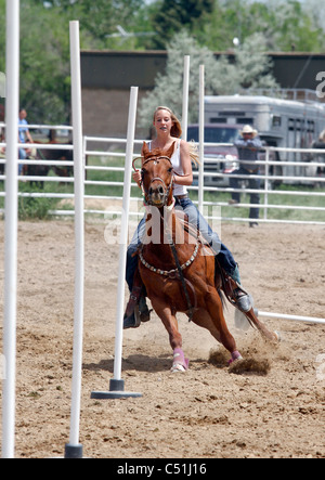 Pole racing sul cavallo evento che si svolgerà durante l annuale orientale indiano Shoshone giorni di eventi a Fort Washakie, Wyoming. Foto Stock