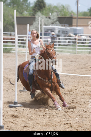 Pole racing sul cavallo evento che si svolgerà durante l annuale orientale indiano Shoshone giorni di eventi a Fort Washakie, Wyoming. Foto Stock