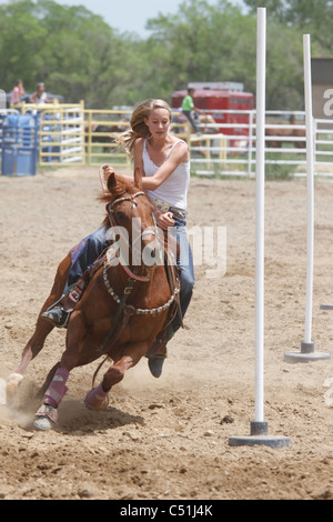 Pole racing sul cavallo evento che si svolgerà durante l annuale orientale indiano Shoshone giorni di eventi a Fort Washakie, Wyoming. Foto Stock