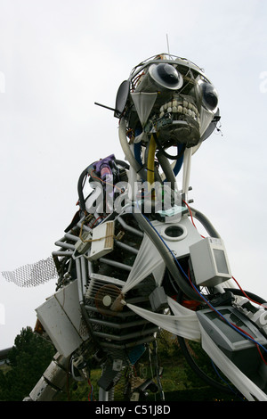 Uomo RAEE (Rifiuti di Apparecchiature Elettriche ed Elettroniche), scultura moderna, Eden Project, Cornwall, Regno Unito. Foto Stock