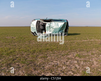 Honda Jazz incidente automobilistico scatafascio laminati in campo. JMH5082 Foto Stock