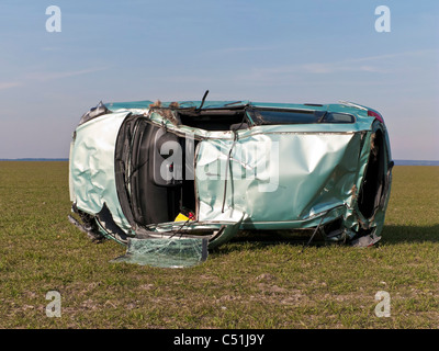 Honda Jazz incidente automobilistico scatafascio laminati in campo. JMH5083 Foto Stock