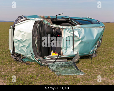 Honda Jazz incidente automobilistico scatafascio laminati in campo. JMH5084 Foto Stock
