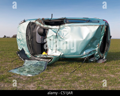 Honda Jazz incidente automobilistico scatafascio laminati in campo. JMH5085 Foto Stock