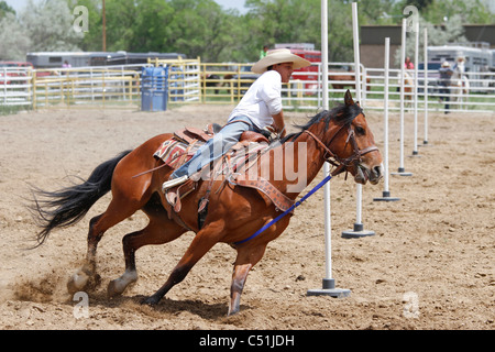 Pole racing sul cavallo evento che si svolgerà durante l annuale orientale indiano Shoshone giorni di eventi a Fort Washakie, Wyoming. Foto Stock