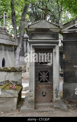 Un tipico tomba come visto in molti cimiteri francesi, questo è nel cimitero di Montmartre, Paris, Francia. Foto Stock