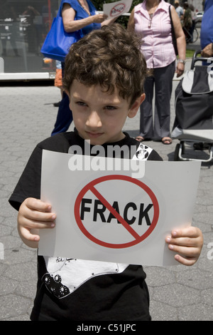 Rally in NYC in congiunzione con un mondo ampia protesta contro la perforazione di gas dalla fratturazione idraulica noto come Fracking. Foto Stock